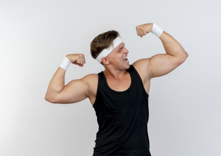 Homem usando esteróides para crescimento muscular